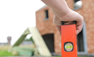 Pour être sûrs que la construction de votre maison soit correcte, vous pouvez visiter des maisons déjà construites par votre constructeur et surveiller certains points du chantier.